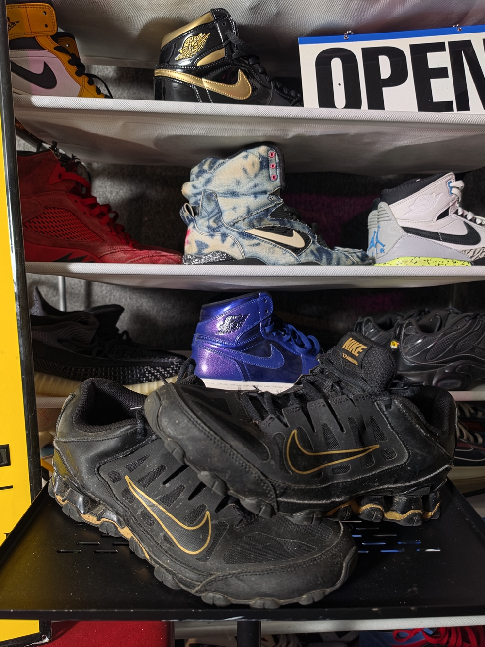 🔥 Nike Reax Men Size 10 Black & Gold Athletic Sneakers